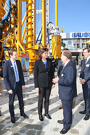 Ministerin Ilse Aigner mit Bauer Maschinen GmbH Vorsitzender der Geschäftsführung, Dieter H.K. Stetter (©Foto: Martin Schmitz)